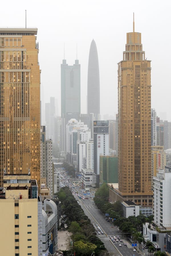 Shenzhen China 13 kwietnia 2025 : Shenzhen skyline cityscape z drapaczami chmur w centrum o zmierzchu w Shenzhen China