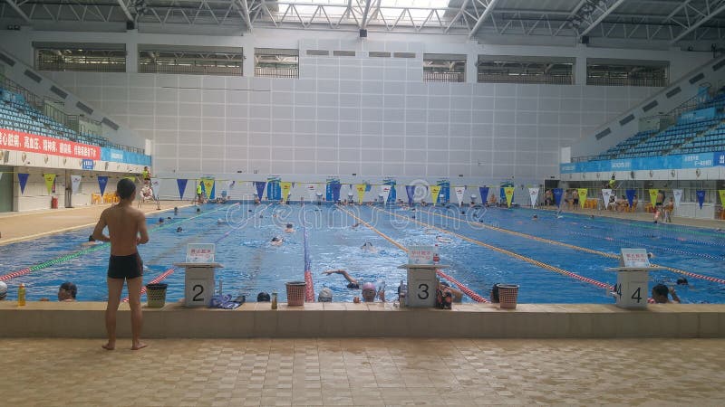 Shenzhen, Κίνα: εσωτερική κολύμβηση άποψης, ανδρών και γυναικών πισινών στοκ φωτογραφία με δικαίωμα ελεύθερης χρήσης
