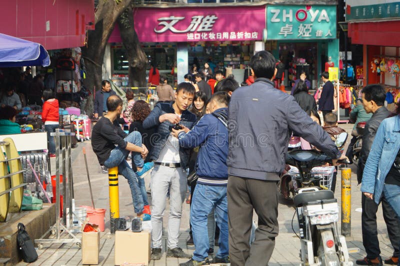Shenzhen, Κίνα: η άκρη του δρόμου χρονοτριβεί το πωλώντας αεροπλάνο παιχνιδιών στοκ εικόνες με δικαίωμα ελεύθερης χρήσης Shenzhen, Κίνα: η άκρη του δρόμου χρονοτριβεί το πωλώντας αεροπλάνο παιχνιδιών στοκ εικόνες με δικαίωμα ελεύθερης χρήσης