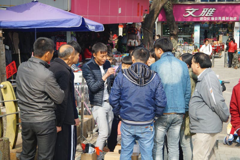 Shenzhen, Κίνα: η άκρη του δρόμου χρονοτριβεί το πωλώντας αεροπλάνο παιχνιδιών στοκ εικόνες με δικαίωμα ελεύθερης χρήσης Shenzhen, Κίνα: η άκρη του δρόμου χρονοτριβεί το πωλώντας αεροπλάνο παιχνιδιών στοκ εικόνες με δικαίωμα ελεύθερης χρήσης