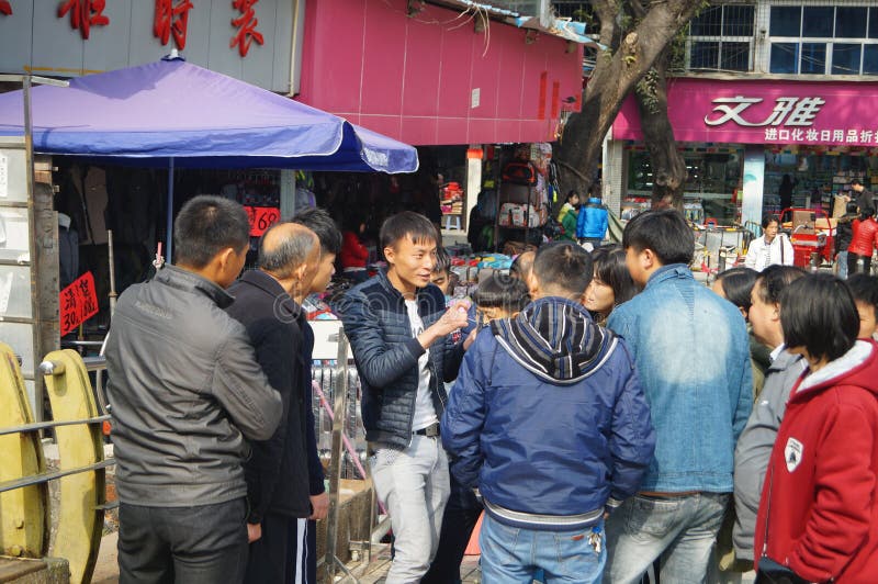 Shenzhen, Κίνα: η άκρη του δρόμου χρονοτριβεί το πωλώντας αεροπλάνο παιχνιδιών στοκ εικόνες Shenzhen, Κίνα: η άκρη του δρόμου χρονοτριβεί το πωλώντας αεροπλάνο παιχνιδιών στοκ εικόνες