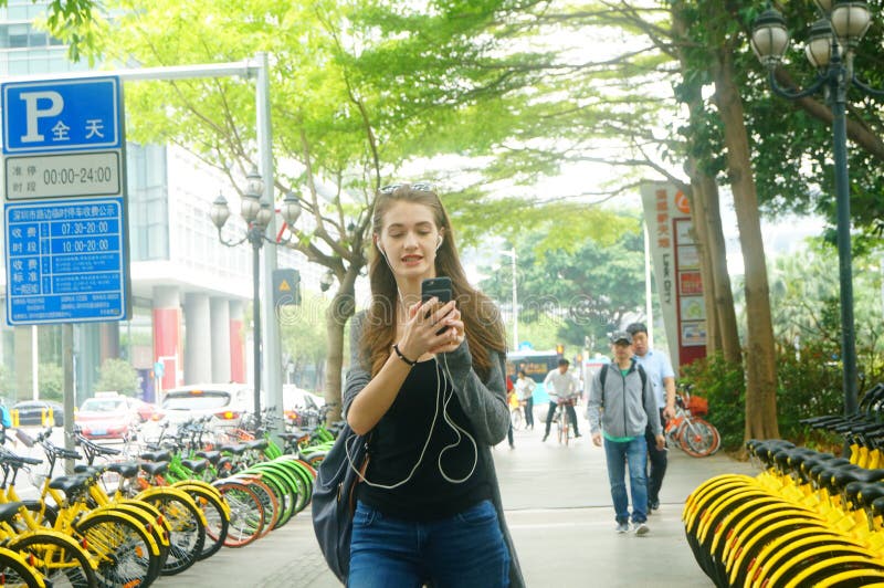 Shenzhen, Κίνα: διανομή των ποδηλάτων στις οδούς στοκ εικόνες