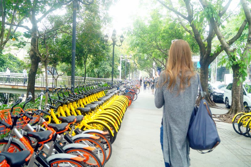 Shenzhen, Κίνα: διανομή των ποδηλάτων στις οδούς στοκ φωτογραφίες