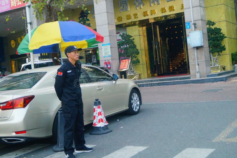 Shenzhen, Κίνα: μια φρουρά ασφάλειας σε μια κατοικημένη περιοχή στοκ φωτογραφία με δικαίωμα ελεύθερης χρήσης