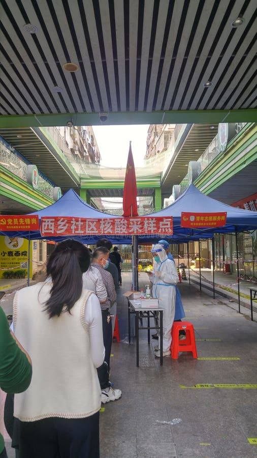 Shenzhen κίνα : οι πολίτες ετοιμάζονται για δωρεάν δοκιμή νουκλεϊνικού οξέος στοκ εικόνες