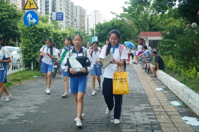 Shenzhen, Κίνα: οι σπουδαστές Γυμνασίων πηγαίνουν στο σπίτι στο δρόμο για το σπίτι στοκ εικόνες με δικαίωμα ελεύθερης χρήσης