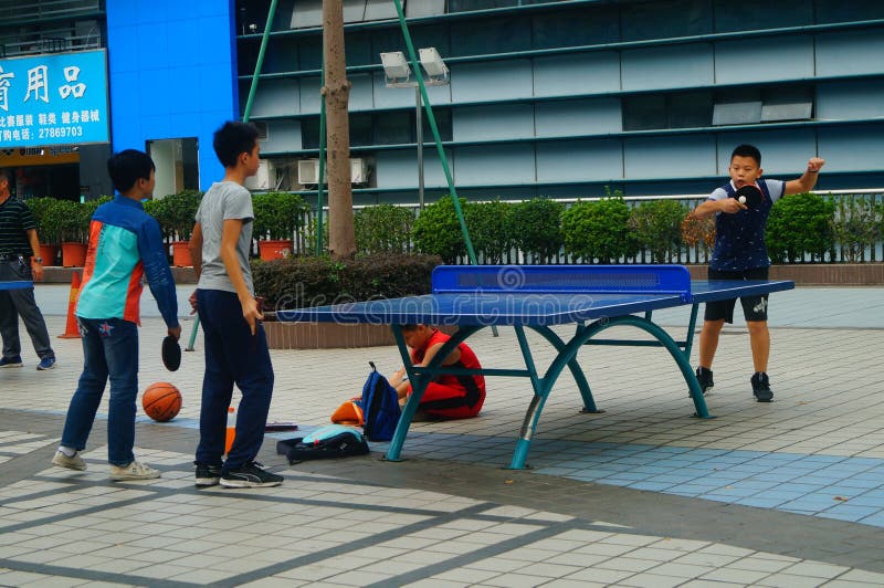 Shenzhen, Κίνα: Παιδιά που παίζουν την ικανότητα επιτραπέζιας αντισφαίρισης στοκ φωτογραφίες Shenzhen, Κίνα: Παιδιά που παίζουν την ικανότητα επιτραπέζιας αντισφαίρισης στοκ φωτογραφίες