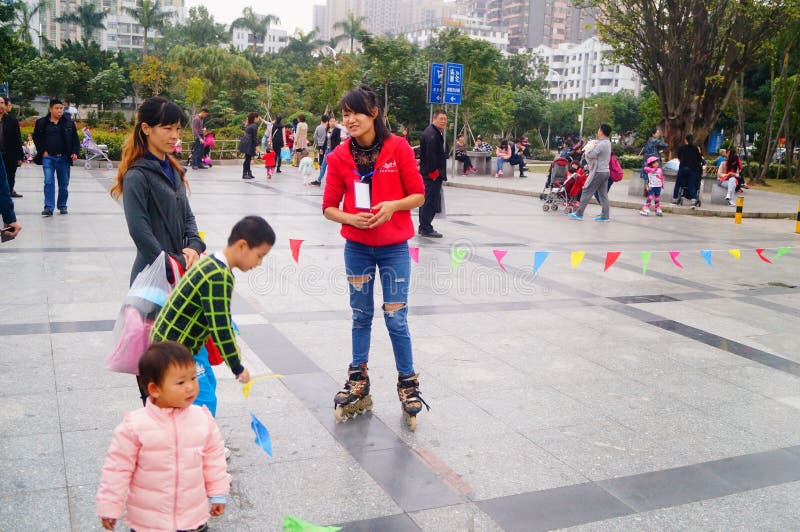Shenzhen, Κίνα: πατινάζ κυλίνδρων πρακτικής παιδιών
