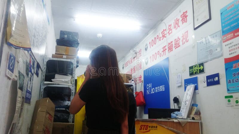 Shenzhen, Κίνα: σταθμός αγγελιαφόρων cainiao, που παρέχει τη σαφή υπηρεσία στοκ φωτογραφίες με δικαίωμα ελεύθερης χρήσης Shenzhen, Κίνα: σταθμός αγγελιαφόρων cainiao, που παρέχει τη σαφή υπηρεσία στοκ φωτογραφίες με δικαίωμα ελεύθερης χρήσης