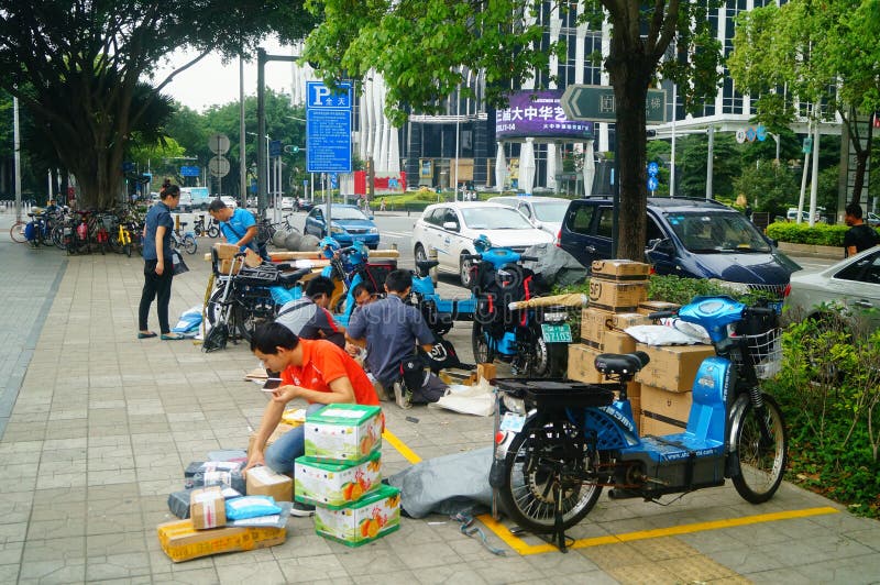 Shenzhen, Κίνα: στην επιχείρηση αγγελιαφόρων πεζοδρομίων οι υπάλληλοι διανέμουν τον αγγελιαφόρο πελατών στοκ φωτογραφίες με δικαίωμα ελεύθερης χρήσης