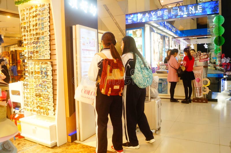 Shenzhen, Κίνα: τα κορίτσια γυμνασίου πηγαίνουν στοκ εικόνες