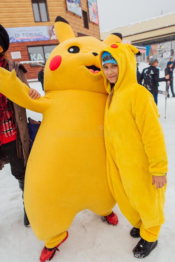 Costume di Pikachu fotografia stock editoriale. Immagine di