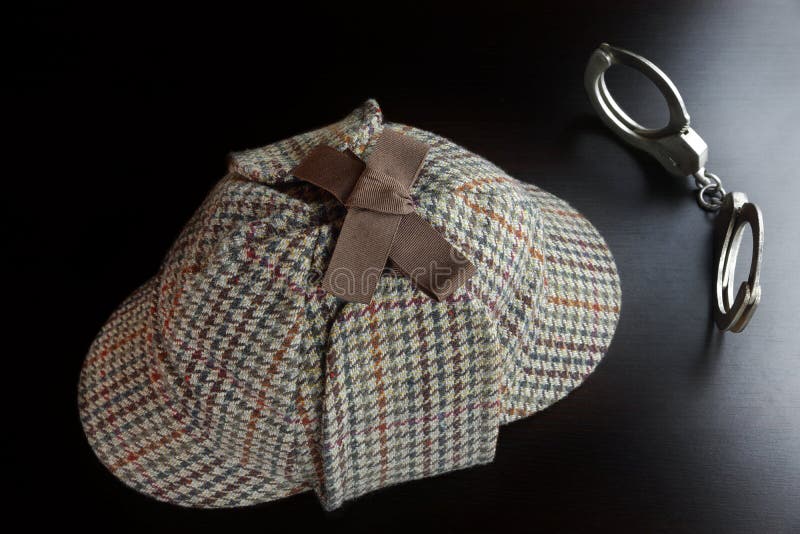 Sherlock Deerstalker Hat And Cuffs på den svarta trätabellen fotografering för bildbyråer Sherlock Deerstalker Hat And Cuffs på den svarta trätabellen fotografering för bildbyråer