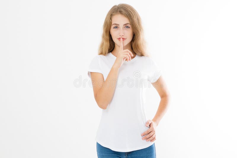 Shhh sinal Jovem mulher que mostra shh o gesto para manter um silencioso Menina na camisa branca do molde t para manter um segred fotografia de stock Shhh sinal Jovem mulher que mostra shh o gesto para manter um silencioso Menina na camisa branca do molde t para manter um segred fotografia de stock