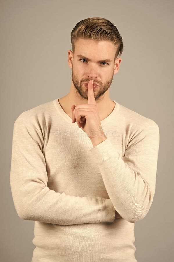 Shhhh? Halten Sie Ruhe Hübsche attraktive Ruhegeste des Mannes Sie halten besser unser Geheimnis , anvertrauend mit Geheimnis, ka lizenzfreie stockfotos