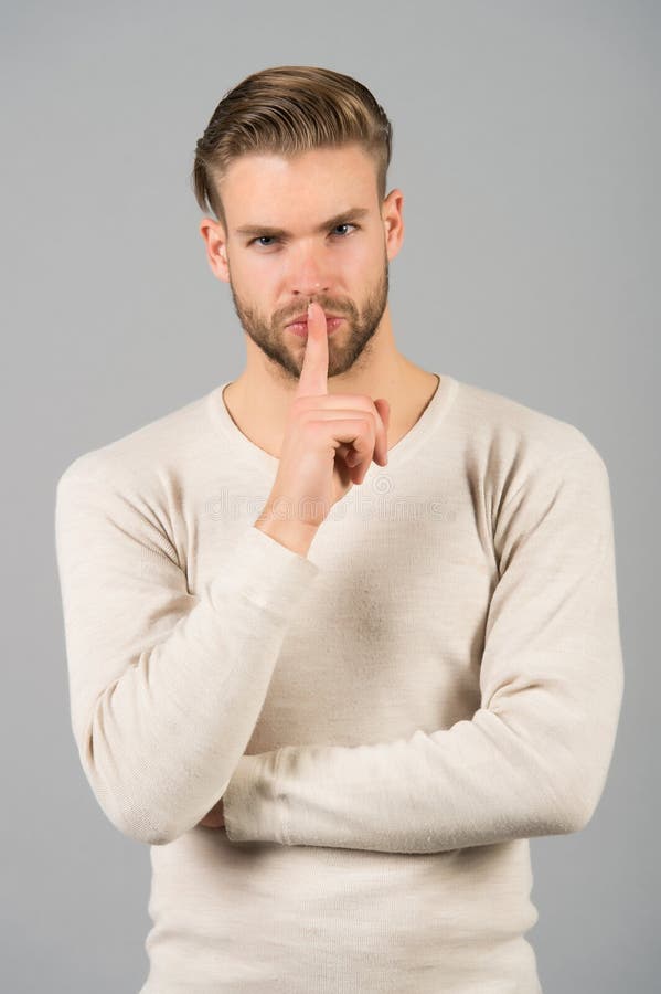 Shhhh? Halten Sie Ruhe Hübsche attraktive Ruhegeste des Mannes Sie halten besser unser Geheimnis , anvertrauend mit Geheimnis, ka lizenzfreie stockfotos