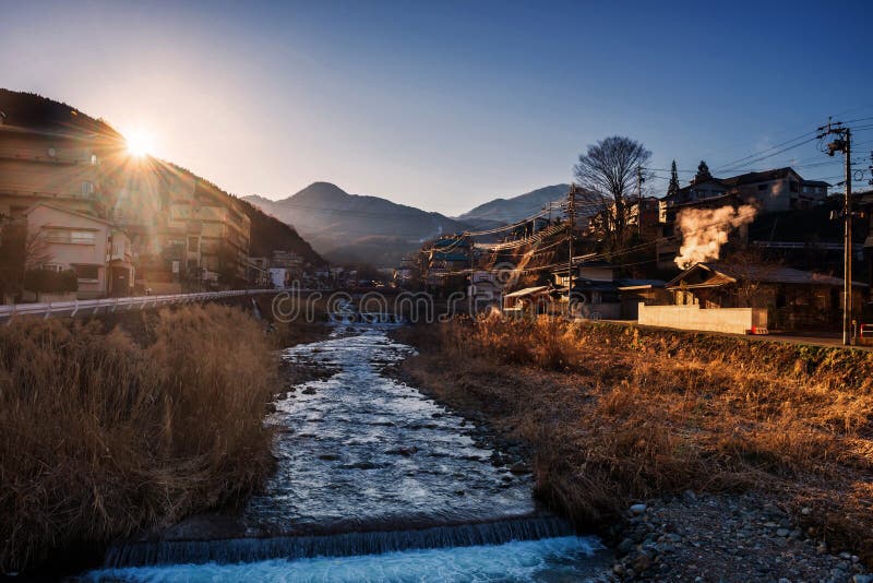 Shibu onsen la ciudad del paisaje urbano en la salida del sol imagen de archivo libre de regalías Shibu onsen la ciudad del paisaje urbano en la salida del sol imagen de archivo libre de regalías