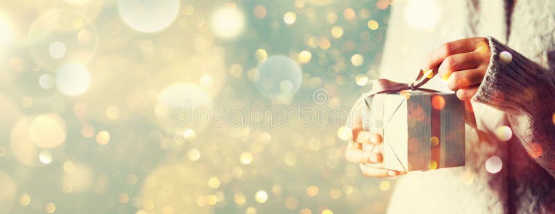 Shimmer tło z śniegiem, lekki bokeh Kobieta wręcza otwarcie prezenta pudełko Boże Narodzenia, nowy rok, urodzinowy pojęcie sztand zdjęcie royalty free