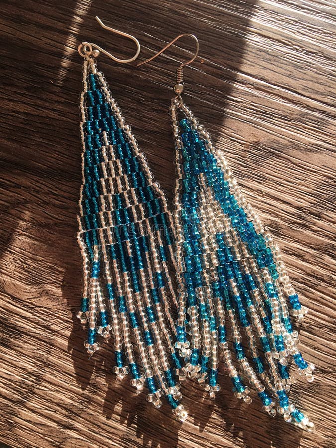 Shimmery Met de hand gemaakt Amazonië parelde Oorringen stock afbeelding Shimmery Met de hand gemaakt Amazonië parelde Oorringen stock afbeelding