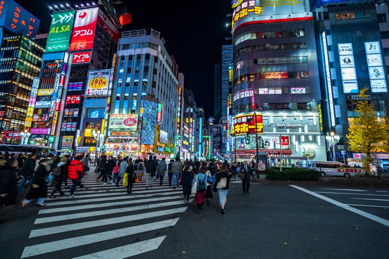 Shinjuku, T?quio, Jap?o - 24 de dezembro de 2018: Povos dos pedestres da multid?o que andam na faixa de travessia no distrito de imagens de stock royalty free Shinjuku, T?quio, Jap?o - 24 de dezembro de 2018: Povos dos pedestres da multid?o que andam na faixa de travessia no distrito de imagens de stock royalty free