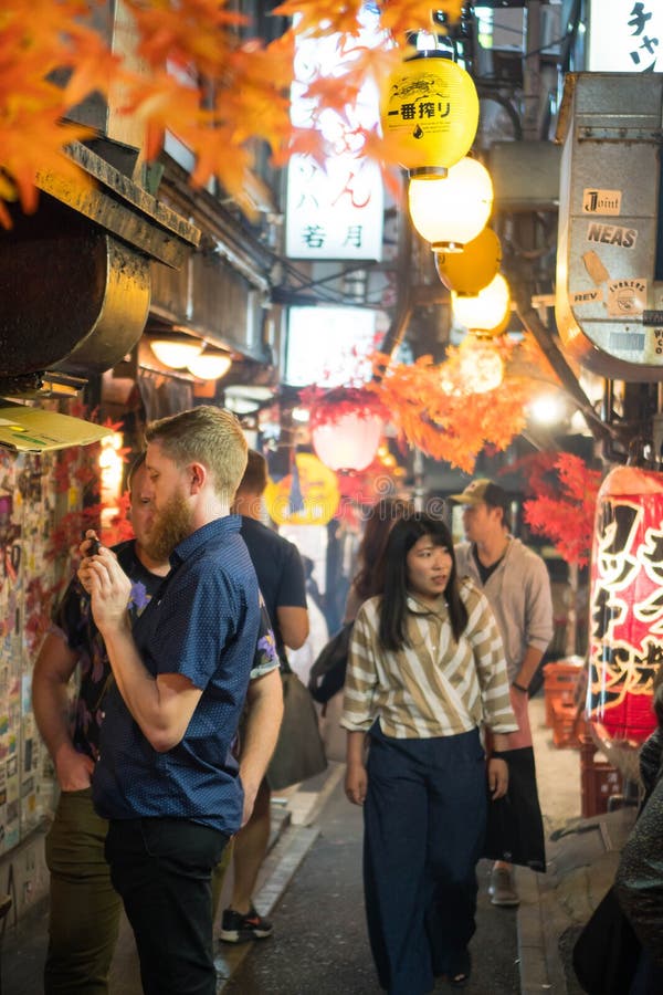 Shinjuku, Tokyo/Giappone - 7 ottobre 2018: una via stretta dei ristoranti dell'alimento nella vita di notte di Shinjuku fotografie stock libere da diritti Shinjuku, Tokyo/Giappone - 7 ottobre 2018: una via stretta dei ristoranti dell'alimento nella vita di notte di Shinjuku fotografie stock libere da diritti