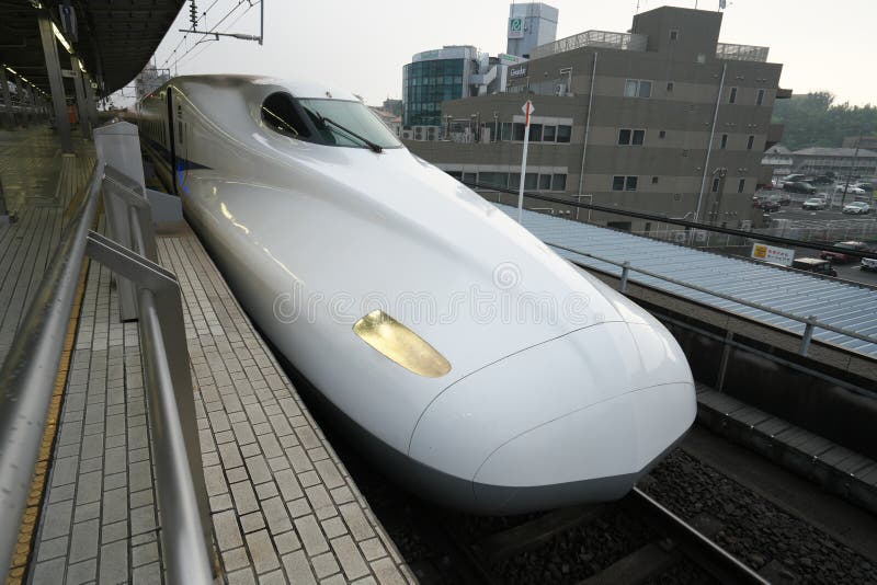 Shinkansen of een Japanse ultrasnelle treineinden bij Shinyokohama-post royalty-vrije stock afbeeldingen Shinkansen of een Japanse ultrasnelle treineinden bij Shinyokohama-post royalty-vrije stock afbeeldingen