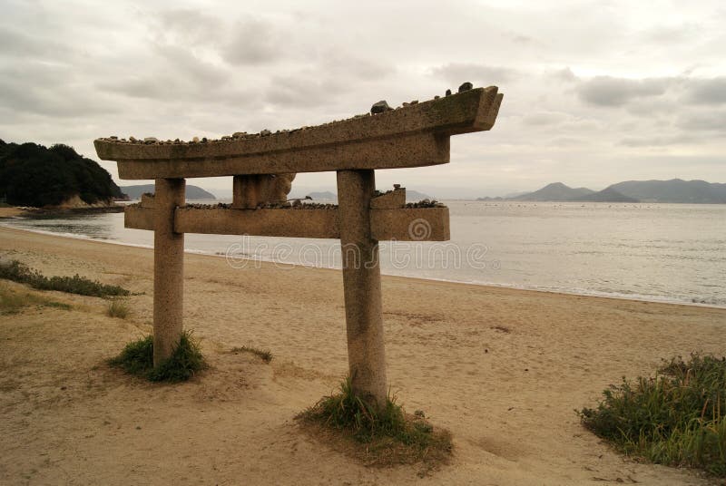 Shintoheiligdom op Naoshima-eiland, Japan royalty-vrije stock foto Shintoheiligdom op Naoshima-eiland, Japan royalty-vrije stock foto
