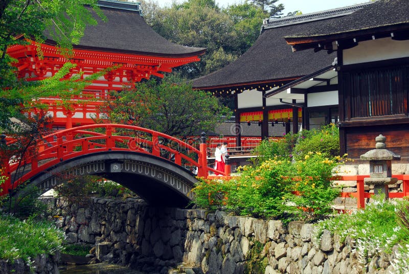 Shintoistischer Schrein mit Brücke