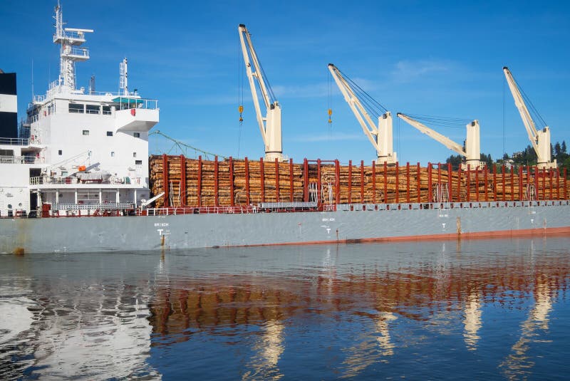 Ship som laddas med timmer royaltyfria bilder Ship som laddas med timmer royaltyfria bilder