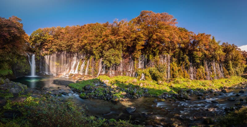 Shiraito cade con la foglia variopinta di autunno a Fujinomiya, Shizuoka fotografie stock libere da diritti Shiraito cade con la foglia variopinta di autunno a Fujinomiya, Shizuoka fotografie stock libere da diritti