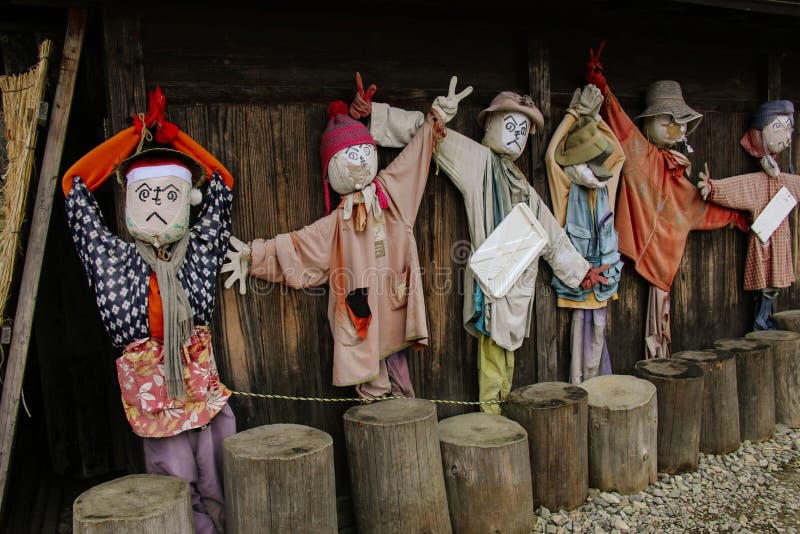 SHIRAKAWA, JAPAN 27 MAART, 2019: De tuinvogelverschrikkers versieren één van de muren van huizen binnen van shirakawa-gaan Dorp stock foto's SHIRAKAWA, JAPAN 27 MAART, 2019: De tuinvogelverschrikkers versieren één van de muren van huizen binnen van shirakawa-gaan Dorp stock foto's