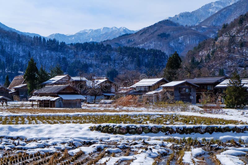Shirakawago en invierno nieve cayendo sobre la casa baja pueblo histórico en el valle japón foto de archivo libre de regalías