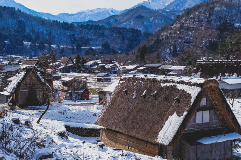 Shirakawago en invierno nieve cayendo sobre la casa baja pueblo histórico en el valle japón foto de archivo