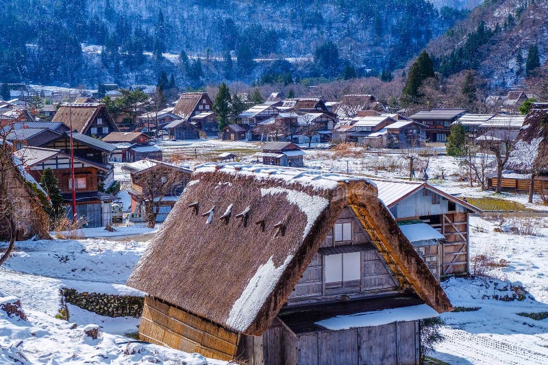 Shirakawago en invierno nieve cayendo sobre la casa baja pueblo histórico en el valle japón foto de archivo libre de regalías