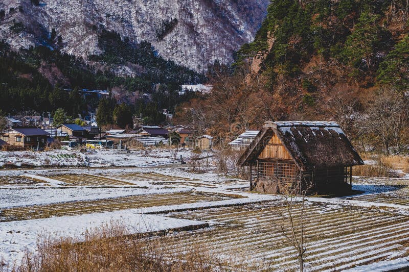 Shirakawago en invierno nieve cayendo sobre la casa baja pueblo histórico en el valle japón fotos de archivo libres de regalías