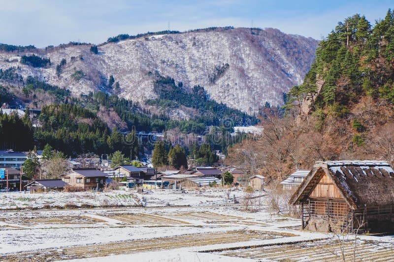 Shirakawago en invierno nieve cayendo sobre la casa baja pueblo histórico en el valle japón foto de archivo libre de regalías