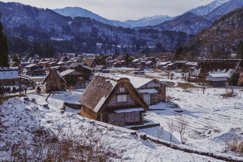 Shirakawago en invierno nieve cayendo sobre la casa baja pueblo histórico en el valle japón imagenes de archivo