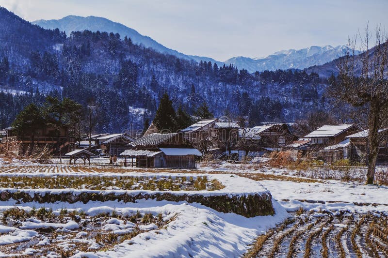 Shirakawago en invierno nieve cayendo sobre la casa baja pueblo histórico en el valle japón imagenes de archivo