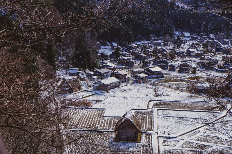 Shirakawago en invierno nieve cayendo sobre la casa baja pueblo histórico en el valle japón imagen de archivo libre de regalías