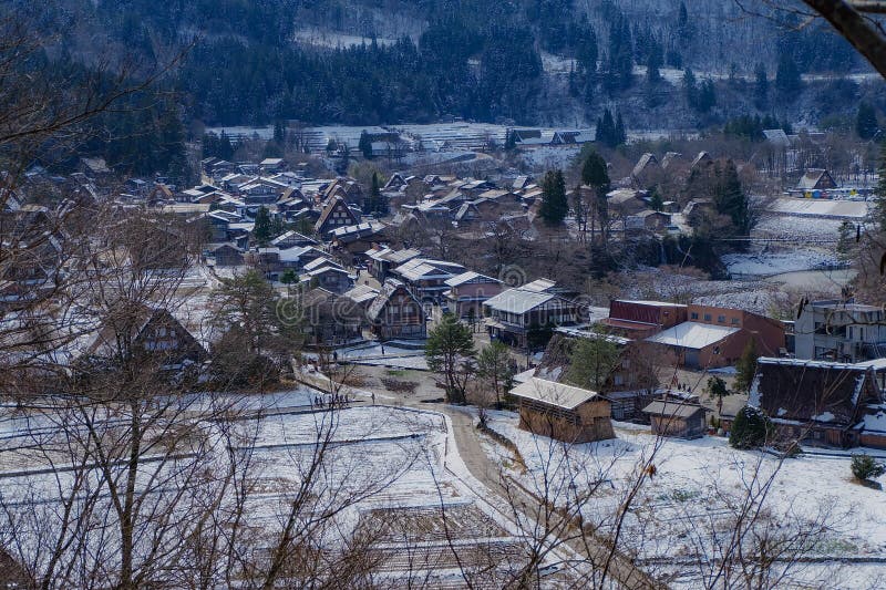 Shirakawago en invierno nieve cayendo sobre la casa baja pueblo histórico en el valle japón imagen de archivo