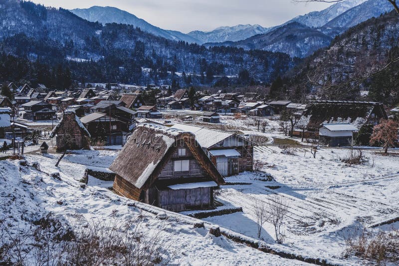 Shirakawago en invierno nieve cayendo sobre la casa baja pueblo histórico en el valle japón foto de archivo