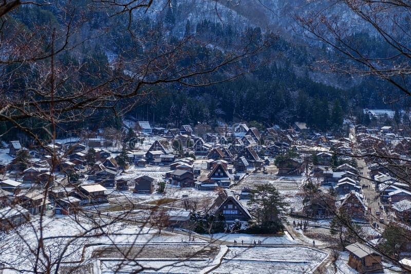 Shirakawago en invierno nieve cayendo sobre la casa baja pueblo histórico en el valle japón fotos de archivo libres de regalías