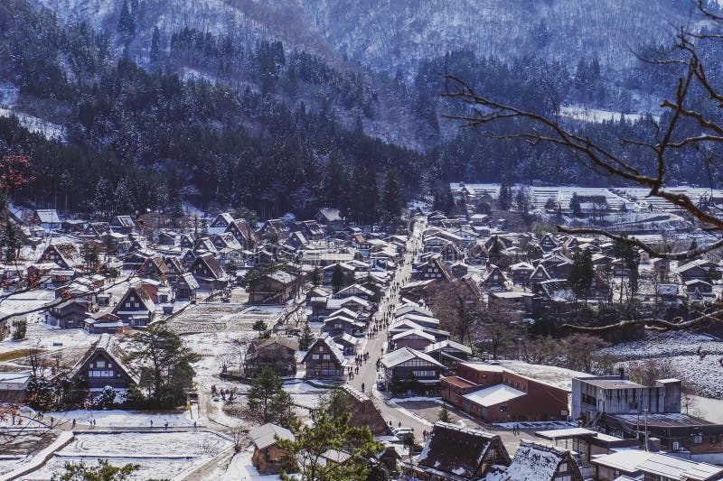 Shirakawago en invierno nieve cayendo sobre la casa baja pueblo histórico en el valle japón foto de archivo libre de regalías