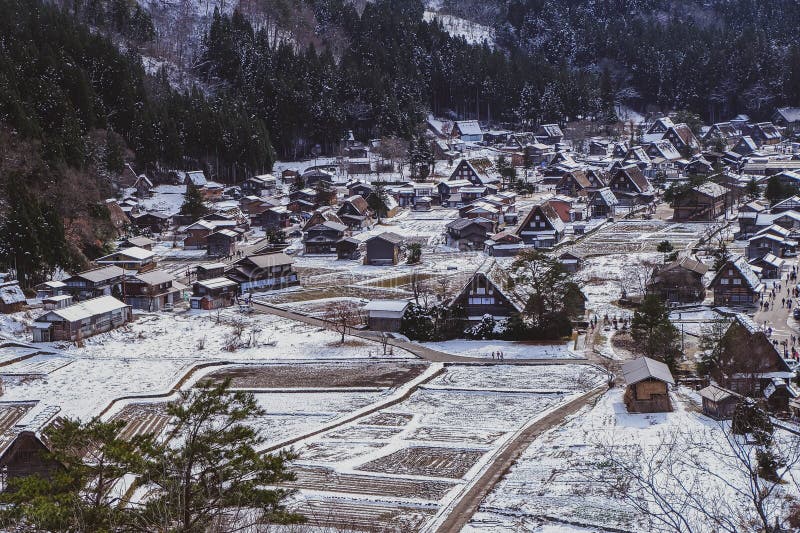 Shirakawago en invierno nieve cayendo sobre la casa baja pueblo histórico en el valle japón fotos de archivo