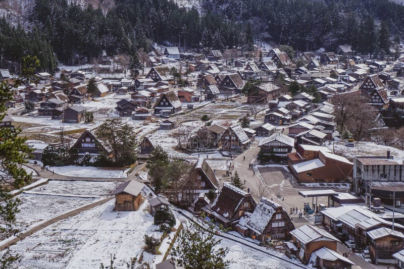 Shirakawago en invierno nieve cayendo sobre la casa baja pueblo histórico en el valle japón fotos de archivo