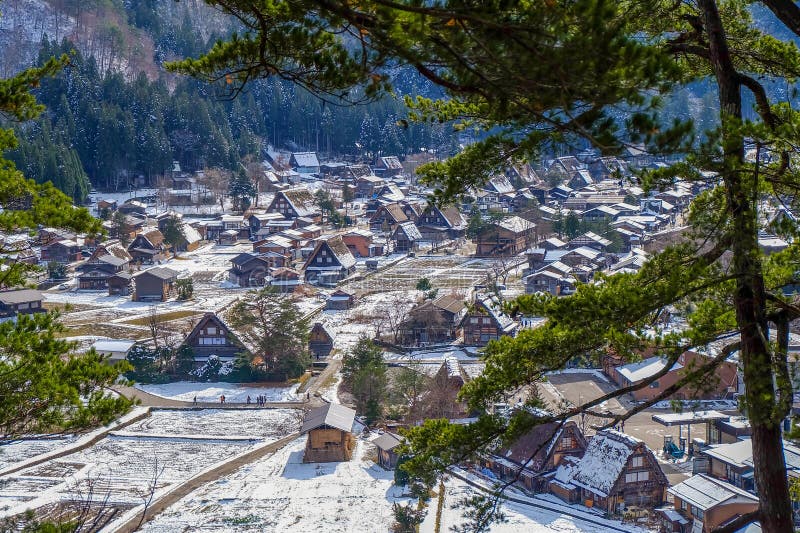 Shirakawago en invierno nieve cayendo sobre la casa baja pueblo histórico en el valle japón fotos de archivo