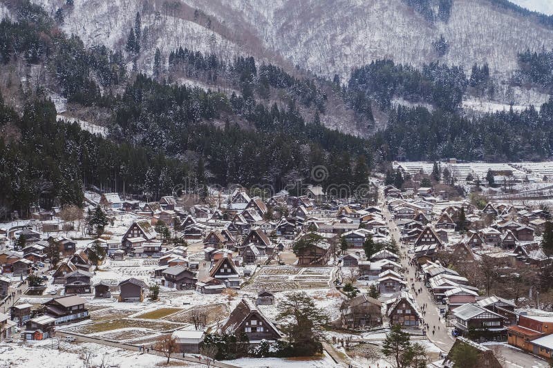 Shirakawago en invierno nieve cayendo sobre la casa baja pueblo histórico en el valle japón foto de archivo