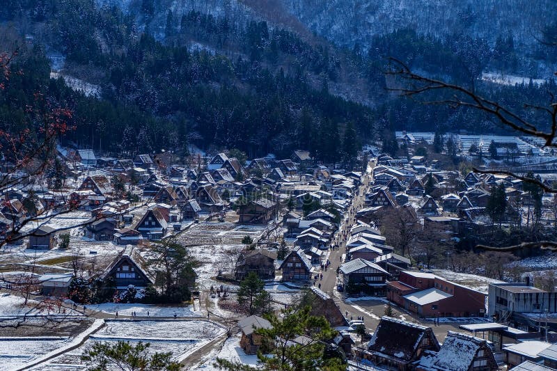 Shirakawago en invierno nieve cayendo sobre la casa baja pueblo histórico en el valle japón fotos de archivo libres de regalías