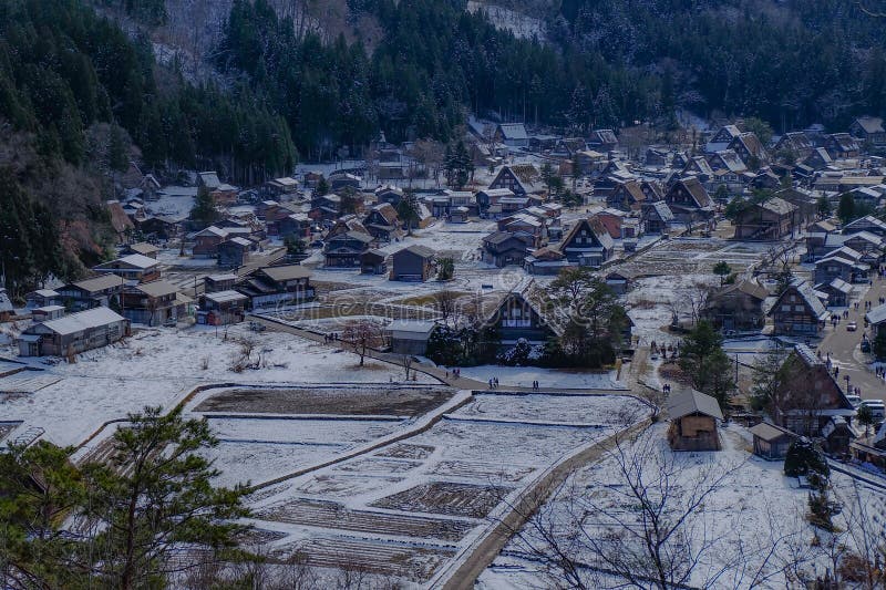 Shirakawago en invierno nieve cayendo sobre la casa baja pueblo histórico en el valle japón foto de archivo libre de regalías