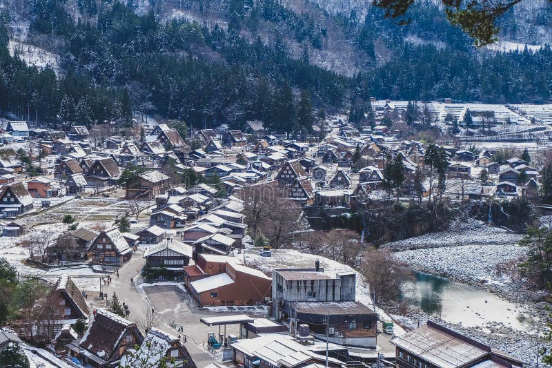 Shirakawago en invierno nieve cayendo sobre la casa baja pueblo histórico en el valle japón fotos de archivo libres de regalías